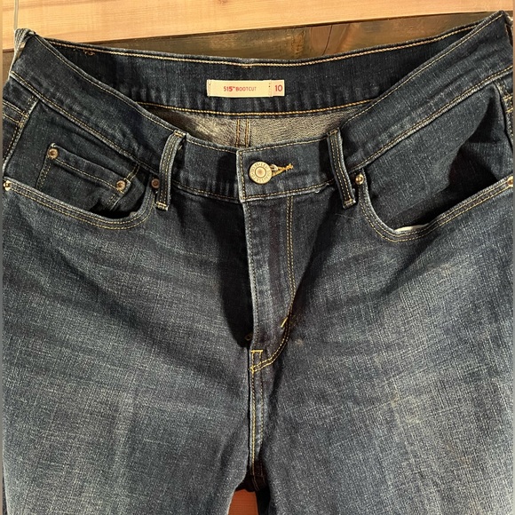 Women’s Levi’s Jeans - Picture 2 of 3